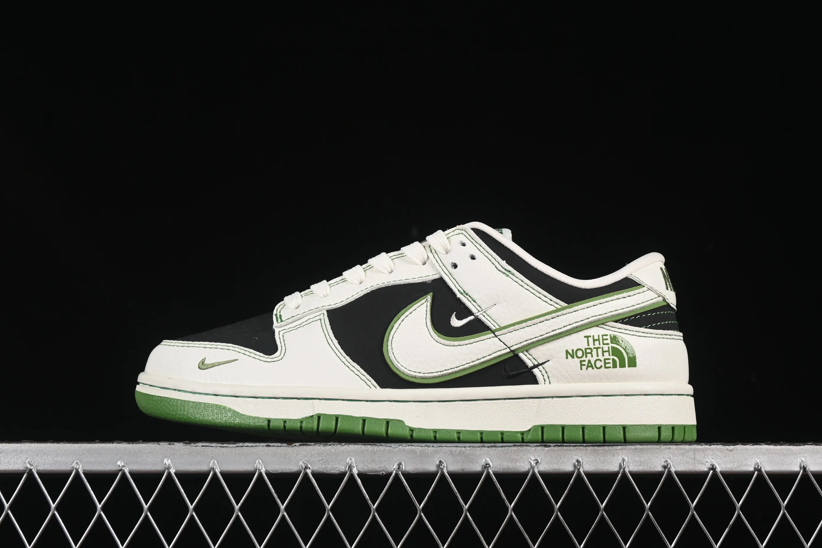 All Categories Nk SB Dunk Series Nk SB Dunk Low High-end Customized Low-top Shoes Nike SB Dunk Low North Face Collaboration Milk White Black Green Anniversary High-end Customized Low-top Casual Shoes SC9207-405